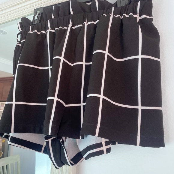 54 SHEIN black and white checkered ruffle shorts - Picture 3 of 4